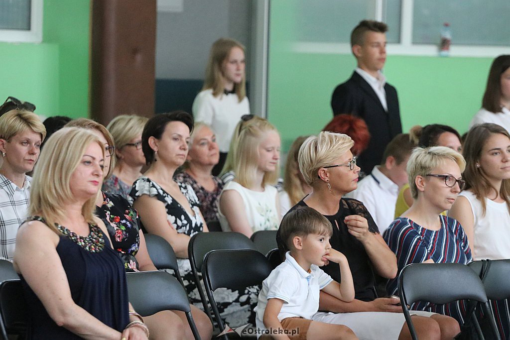 Zakończenie roku szkolnego (kl. VIII) w Szkole Podstawowej nr 2 [18.06.2019] - zdjęcie #39 - eOstroleka.pl