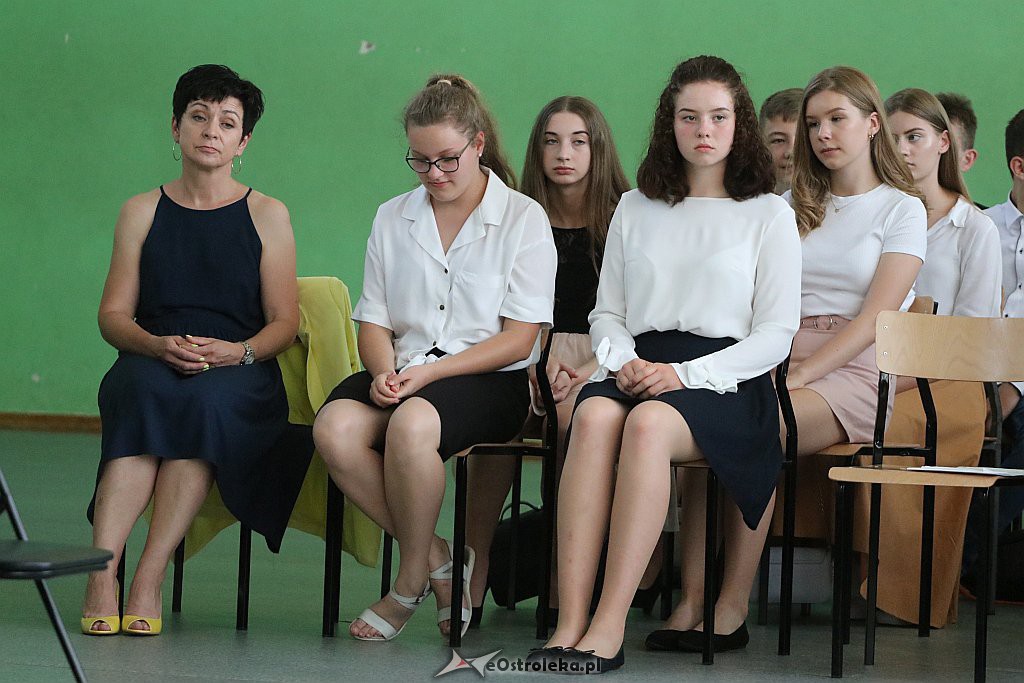 Zakończenie roku szkolnego (kl. VIII) w Szkole Podstawowej nr 2 [18.06.2019] - zdjęcie #40 - eOstroleka.pl