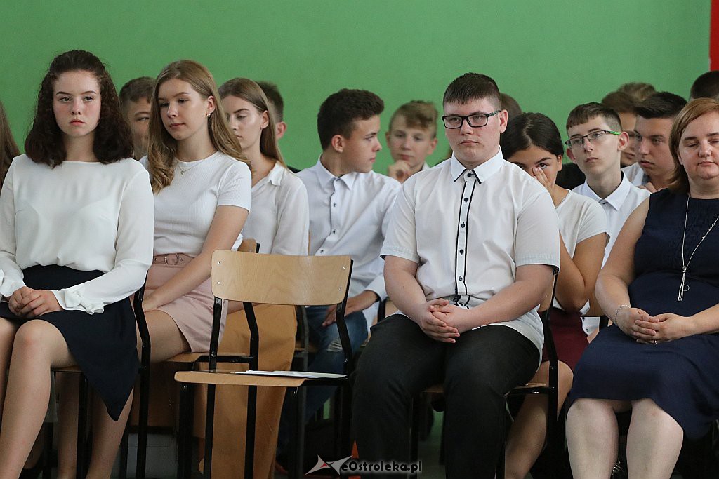 Zakończenie roku szkolnego (kl. VIII) w Szkole Podstawowej nr 2 [18.06.2019] - zdjęcie #41 - eOstroleka.pl