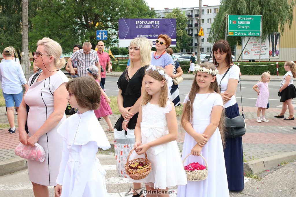 Procesja Bożego Ciała w parafi pw. św. Antoniego Padewskiego w Ostrołęce [20.06.2019] - zdjęcie #143 - eOstroleka.pl