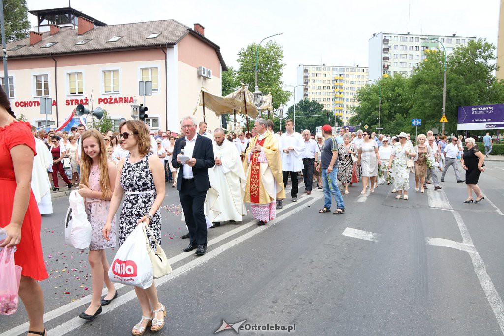 Procesja Bożego Ciała w parafi pw. św. Antoniego Padewskiego w Ostrołęce [20.06.2019] - zdjęcie #106 - eOstroleka.pl