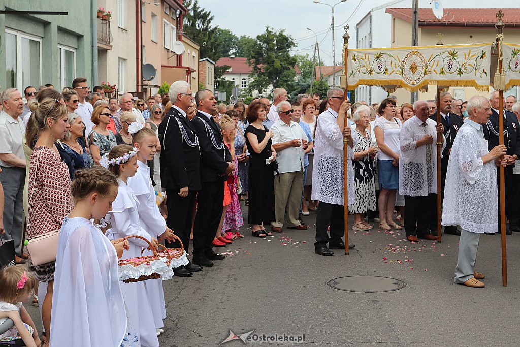 Procesja Bożego Ciała w parafii pw. Nawiedzenia NMP w Ostrołęce [20.06.2019] - zdjęcie #8 - eOstroleka.pl
