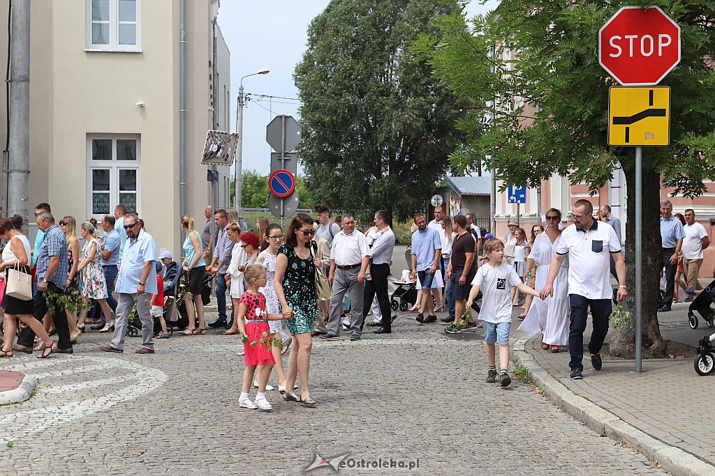 Procesja Bożego Ciała w parafii pw. Nawiedzenia NMP w Ostrołęce [20.06.2019] - zdjęcie #1 - eOstroleka.pl