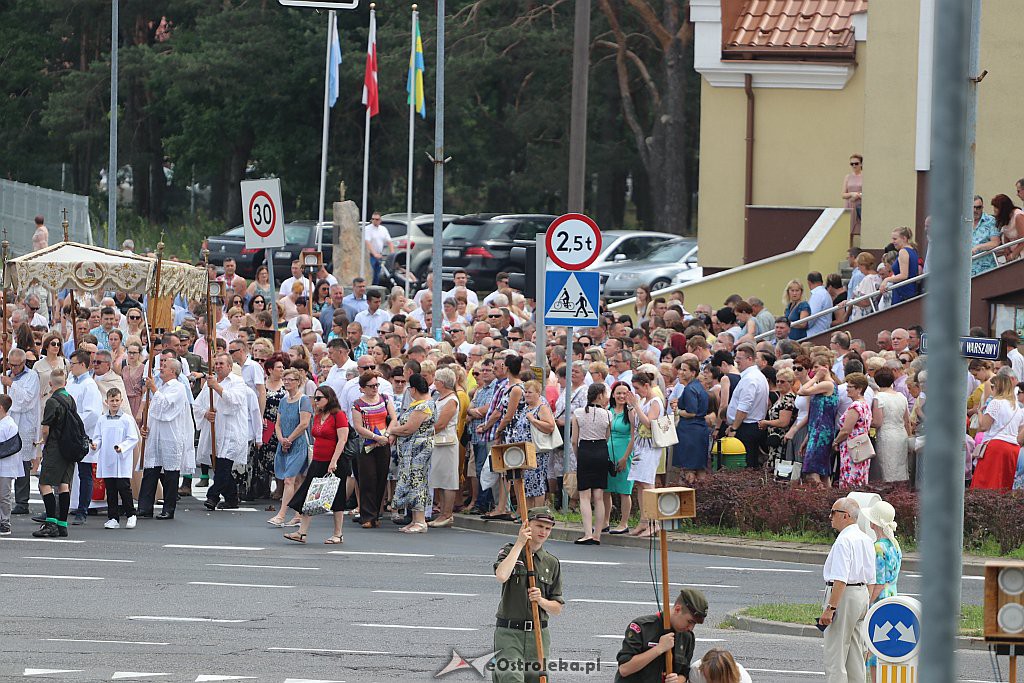 Procesja Bożego Ciała w parafii pw. św. Franciszka z Asyżu w Ostrołęce [20.06.2019] - zdjęcie #3 - eOstroleka.pl