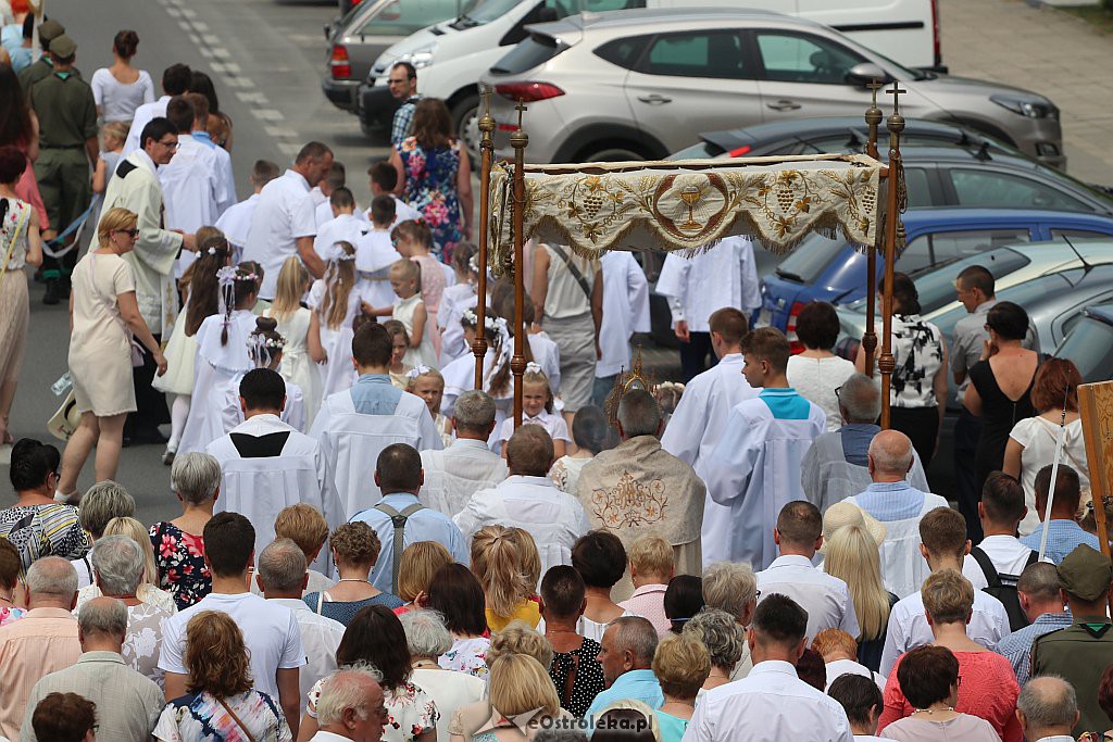 Procesja Bożego Ciała w parafii pw. św. Franciszka z Asyżu w Ostrołęce [20.06.2019] - zdjęcie #73 - eOstroleka.pl