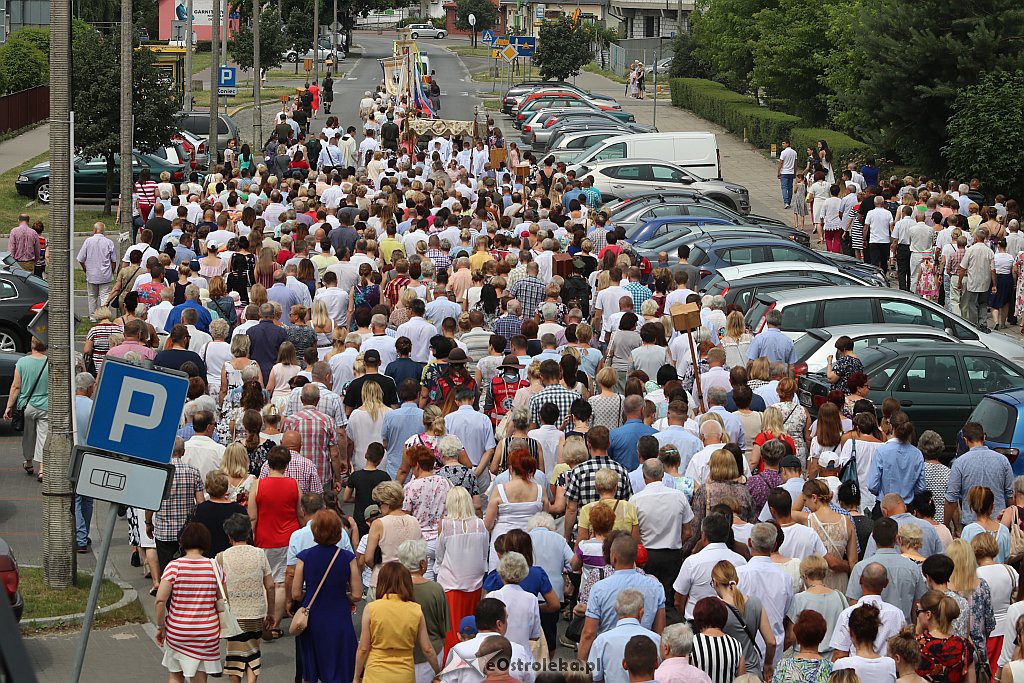 Procesja Bożego Ciała w parafii pw. św. Franciszka z Asyżu w Ostrołęce [20.06.2019] - zdjęcie #42 - eOstroleka.pl