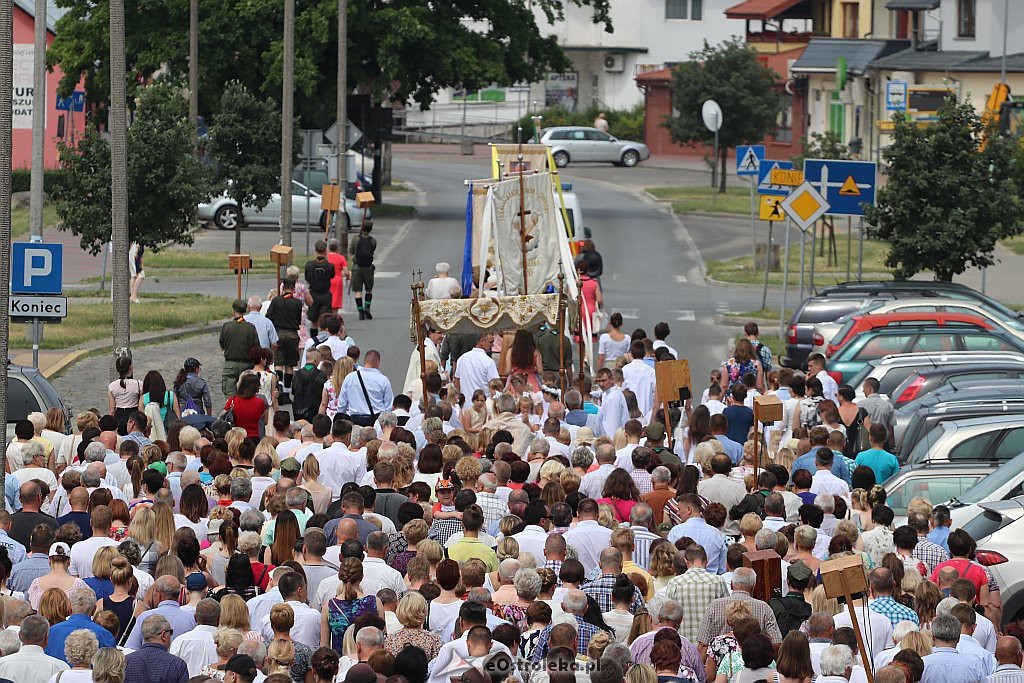 Procesja Bożego Ciała w parafii pw. św. Franciszka z Asyżu w Ostrołęce [20.06.2019] - zdjęcie #19 - eOstroleka.pl