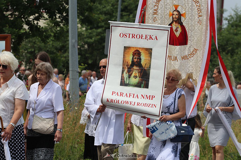 Procesja Bożego Ciała w parafii pw. NMP Królowej Rodzin w Ostrołęce [20.06.2019] - zdjęcie #8 - eOstroleka.pl