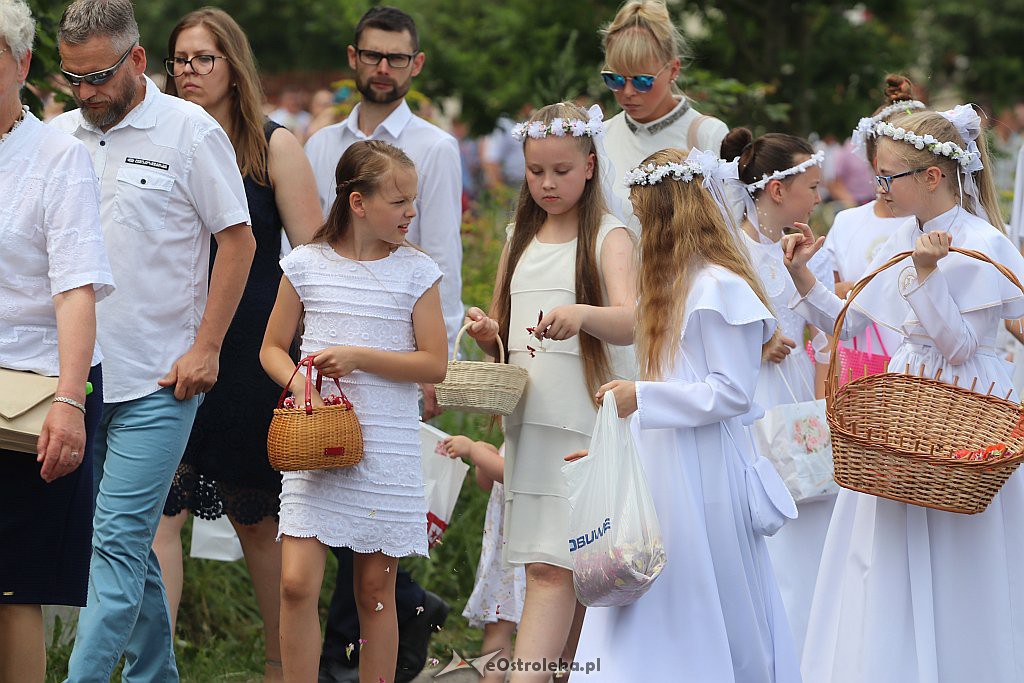 Procesja Bożego Ciała w parafii pw. NMP Królowej Rodzin w Ostrołęce [20.06.2019] - zdjęcie #20 - eOstroleka.pl