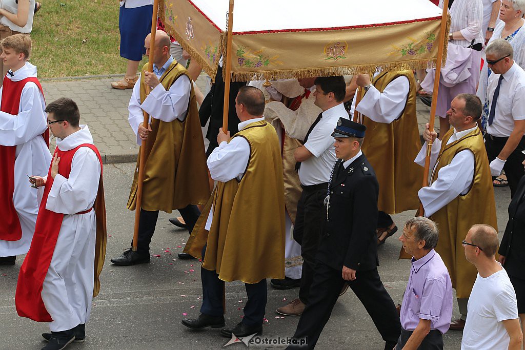 Procesja Bożego Ciała w parafii pw. Zbawiciela Świata w Ostrołęce [20.06.2019] - zdjęcie #87 - eOstroleka.pl