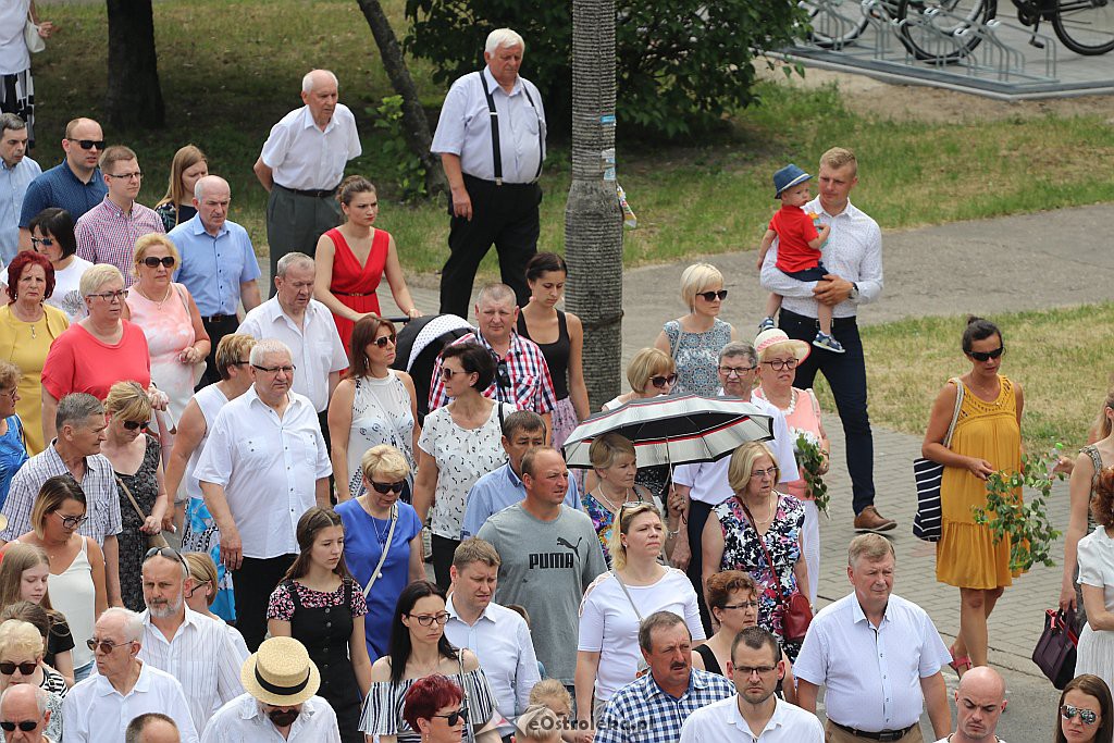 Procesja Bożego Ciała w parafii pw. Zbawiciela Świata w Ostrołęce [20.06.2019] - zdjęcie #61 - eOstroleka.pl