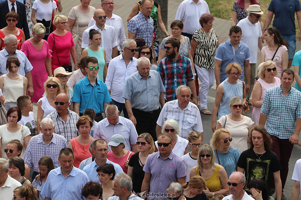 Procesja Bożego Ciała w parafii pw. Zbawiciela Świata w Ostrołęce [20.06.2019] - zdjęcie #22 - eOstroleka.pl