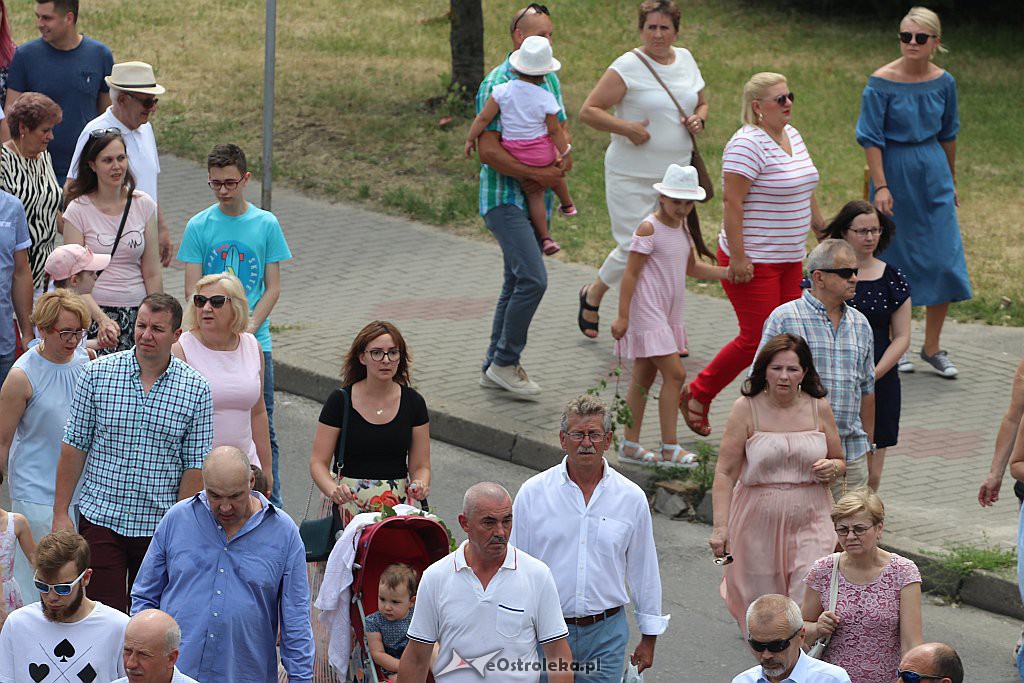 Procesja Bożego Ciała w parafii pw. Zbawiciela Świata w Ostrołęce [20.06.2019] - zdjęcie #18 - eOstroleka.pl