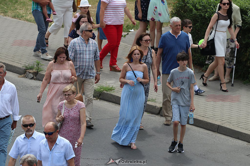 Procesja Bożego Ciała w parafii pw. Zbawiciela Świata w Ostrołęce [20.06.2019] - zdjęcie #16 - eOstroleka.pl