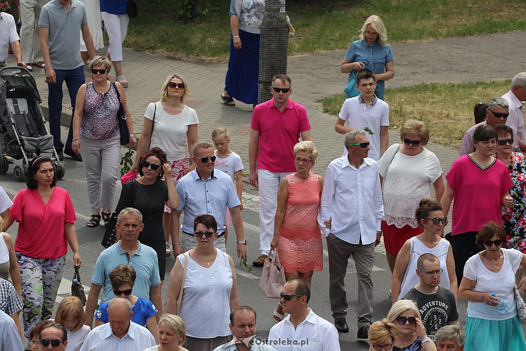 Procesja Bożego Ciała w parafii pw. Zbawiciela Świata w Ostrołęce [20.06.2019] - zdjęcie #6 - eOstroleka.pl