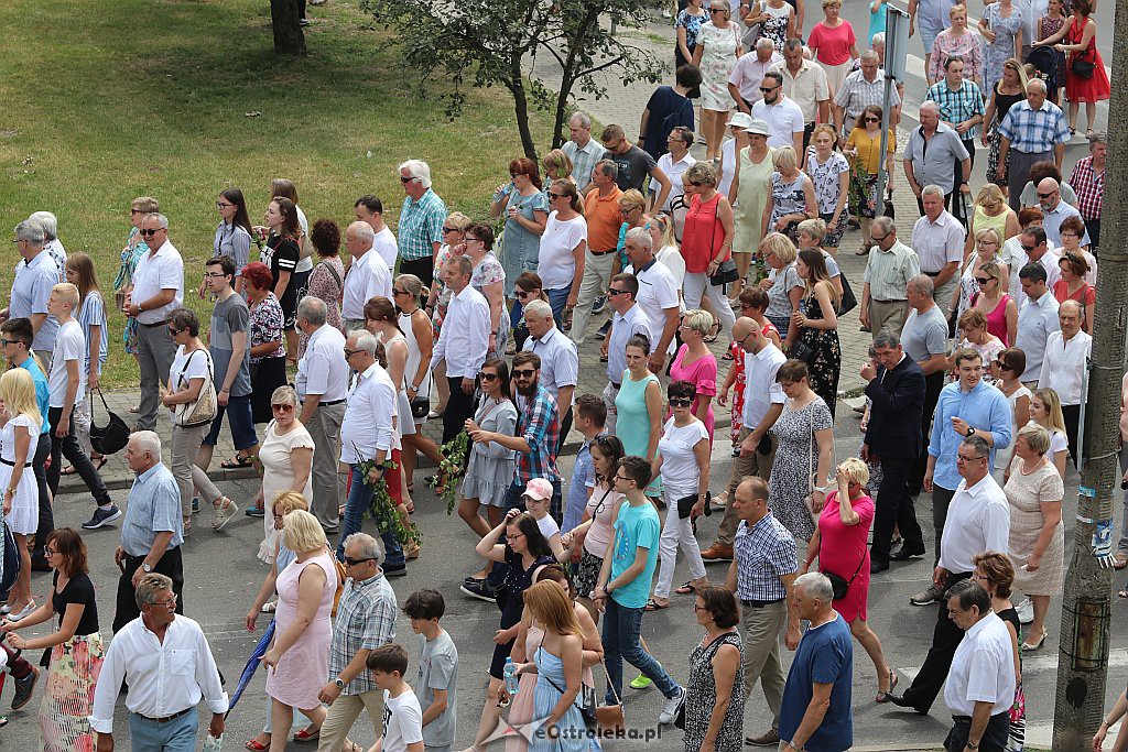 Procesja Bożego Ciała w parafii pw. Zbawiciela Świata w Ostrołęce [20.06.2019] - zdjęcie #3 - eOstroleka.pl