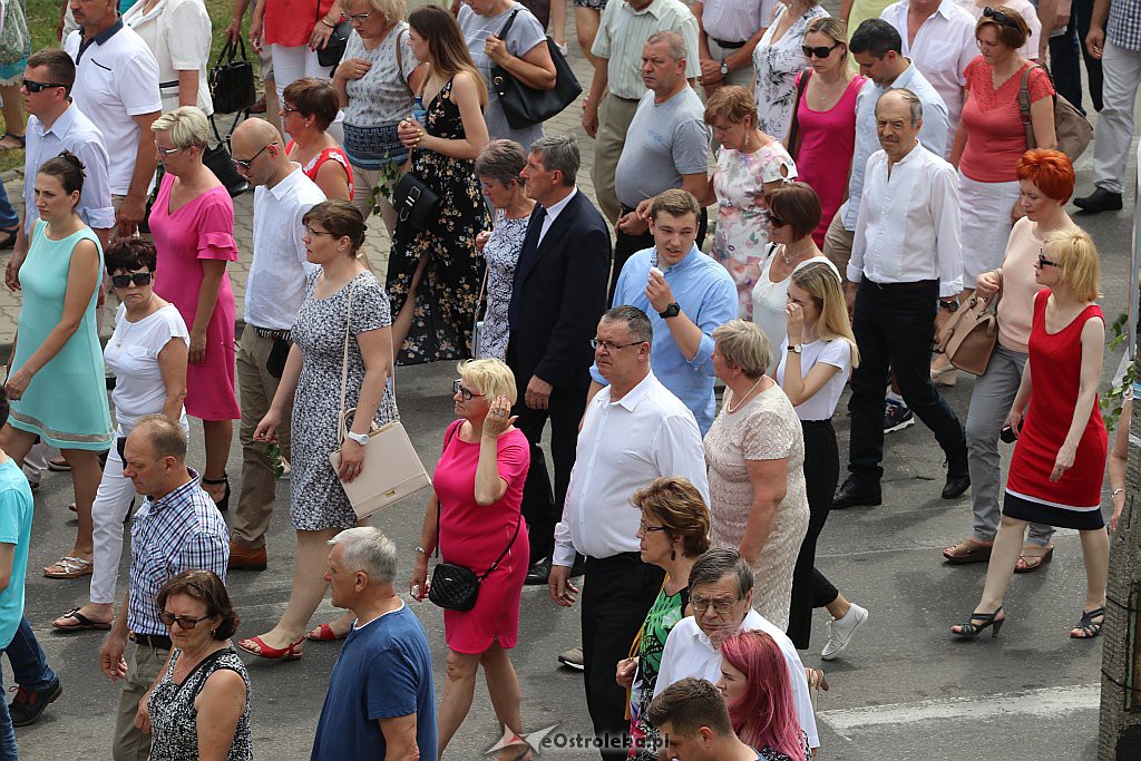 Procesja Bożego Ciała w parafii pw. Zbawiciela Świata w Ostrołęce [20.06.2019] - zdjęcie #2 - eOstroleka.pl