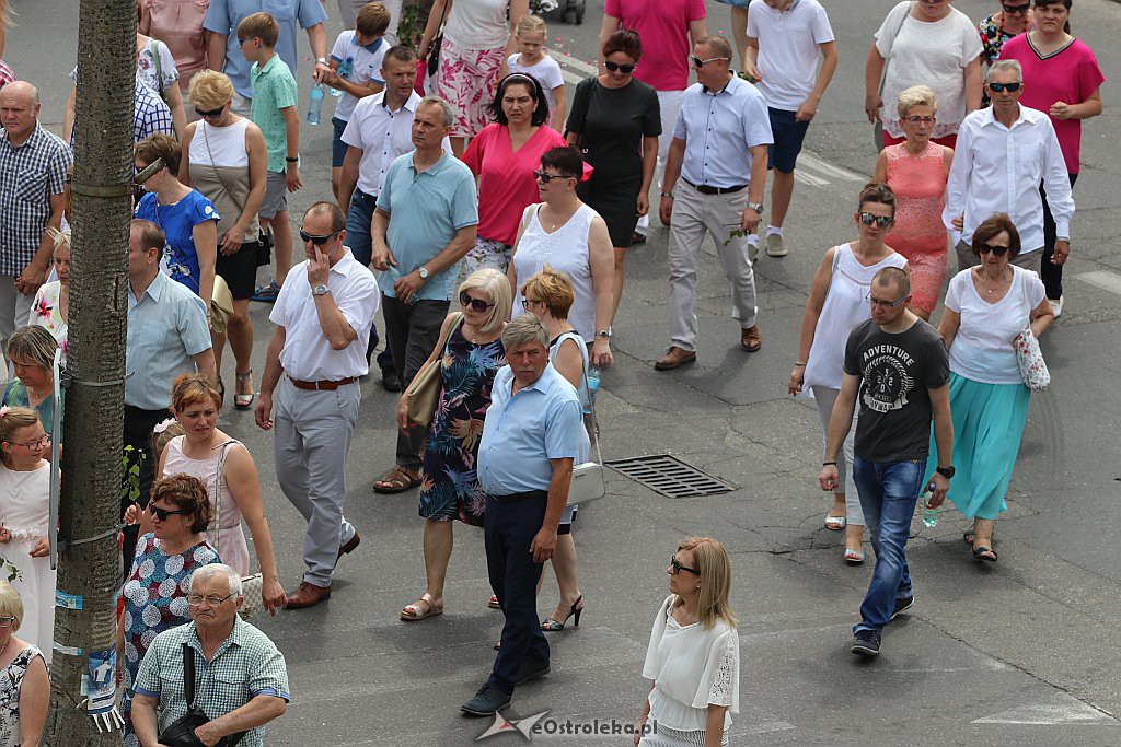 Procesja Bożego Ciała w parafii pw. Zbawiciela Świata w Ostrołęce [20.06.2019] - zdjęcie #1 - eOstroleka.pl