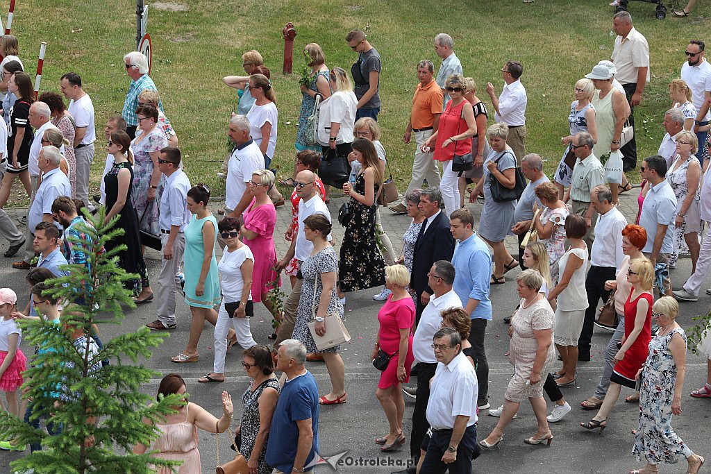 Procesja Bożego Ciała w parafii pw. Zbawiciela Świata w Ostrołęce [20.06.2019] - zdjęcie #44 - eOstroleka.pl
