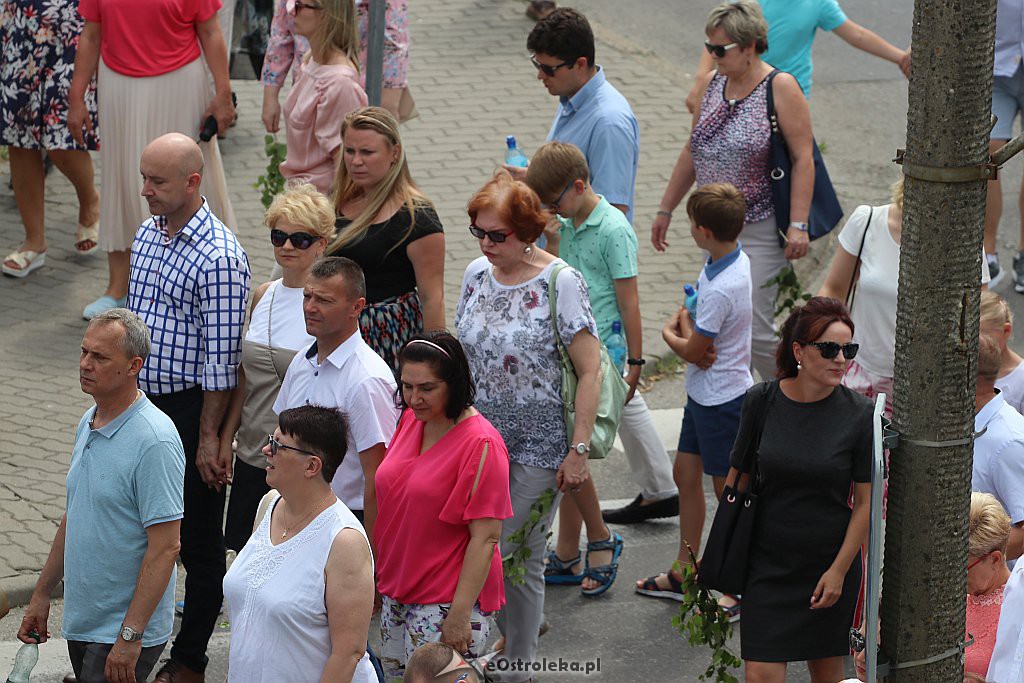 Procesja Bożego Ciała w parafii pw. Zbawiciela Świata w Ostrołęce [20.06.2019] - zdjęcie #40 - eOstroleka.pl