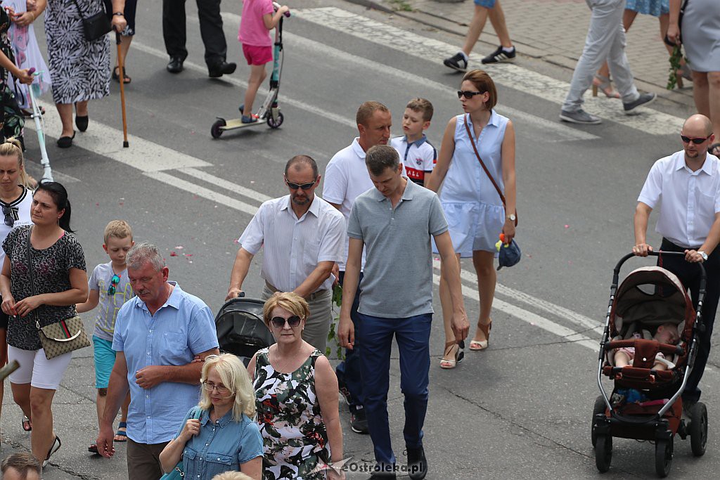 Procesja Bożego Ciała w parafii pw. Zbawiciela Świata w Ostrołęce [20.06.2019] - zdjęcie #36 - eOstroleka.pl