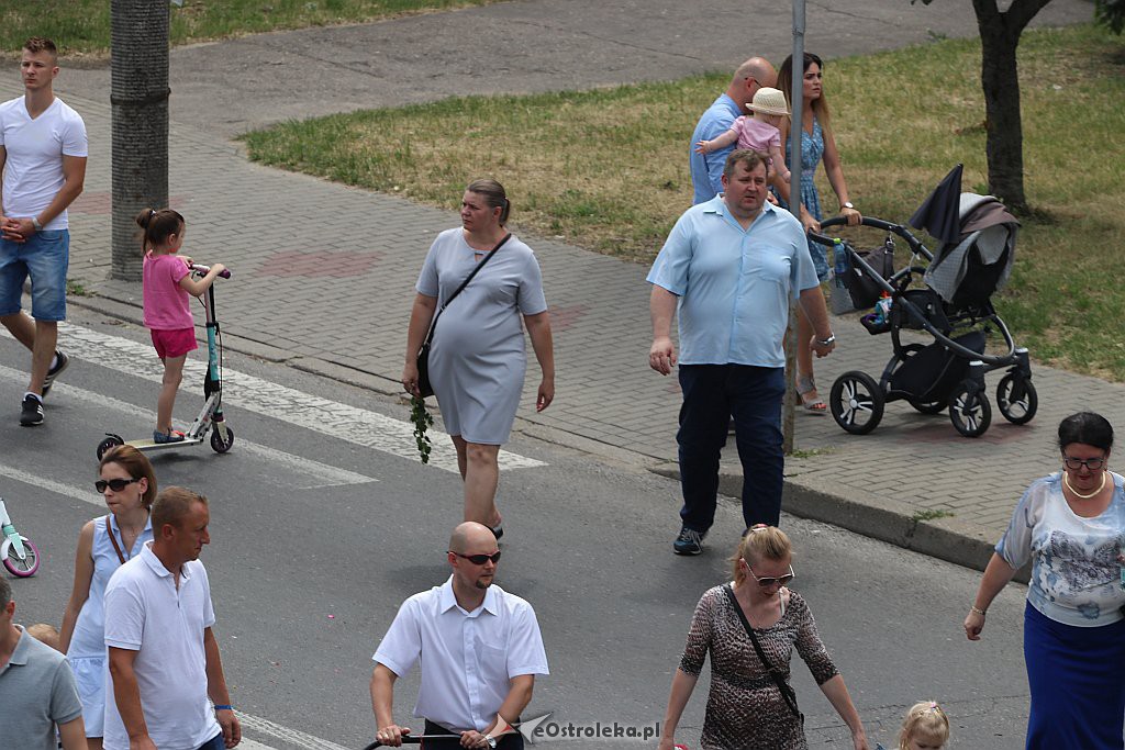 Procesja Bożego Ciała w parafii pw. Zbawiciela Świata w Ostrołęce [20.06.2019] - zdjęcie #34 - eOstroleka.pl