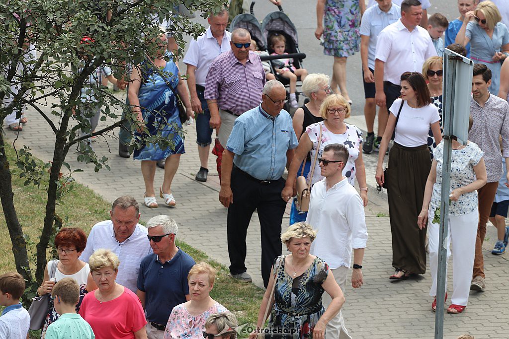 Procesja Bożego Ciała w parafii pw. Zbawiciela Świata w Ostrołęce [20.06.2019] - zdjęcie #32 - eOstroleka.pl