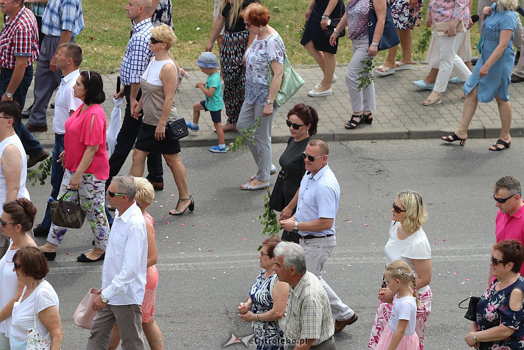 Procesja Bożego Ciała w parafii pw. Zbawiciela Świata w Ostrołęce [20.06.2019] - zdjęcie #30 - eOstroleka.pl