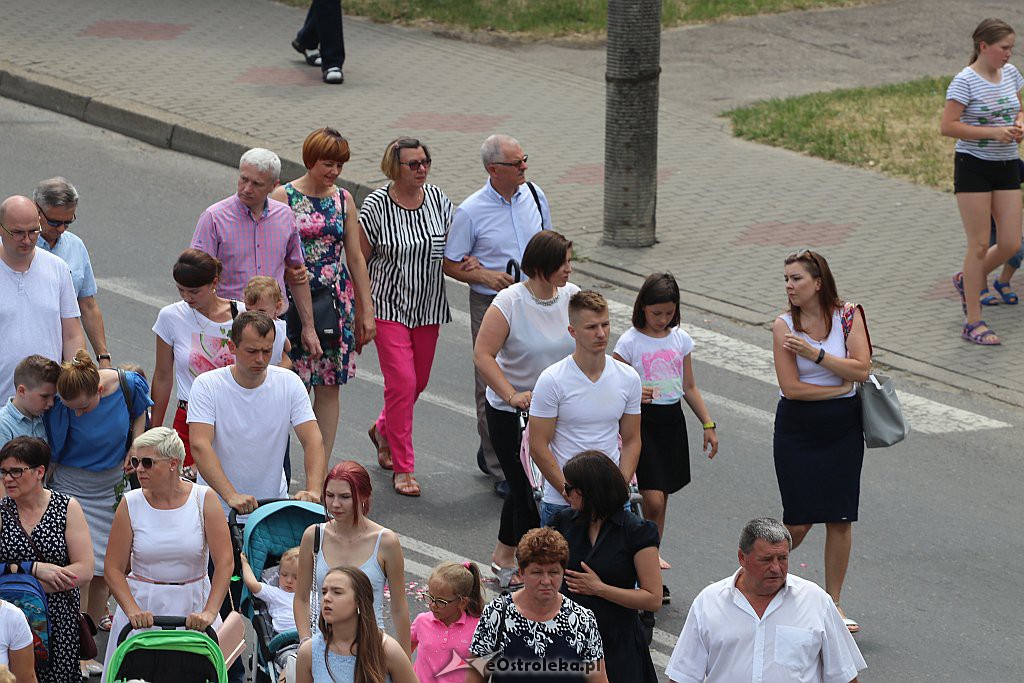 Procesja Bożego Ciała w parafii pw. Zbawiciela Świata w Ostrołęce [20.06.2019] - zdjęcie #25 - eOstroleka.pl
