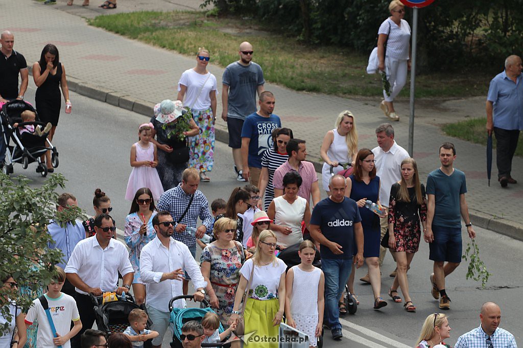Procesja Bożego Ciała w parafii pw. Zbawiciela Świata w Ostrołęce [20.06.2019] - zdjęcie #19 - eOstroleka.pl