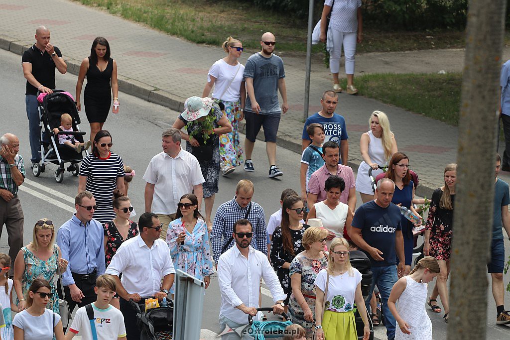 Procesja Bożego Ciała w parafii pw. Zbawiciela Świata w Ostrołęce [20.06.2019] - zdjęcie #17 - eOstroleka.pl