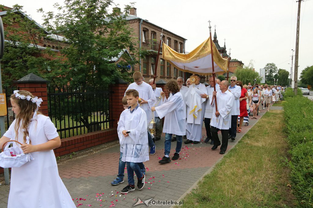 Procesja Bożego Ciała w parafii św. Wojciecha [20.06.2019] - zdjęcie #16 - eOstroleka.pl