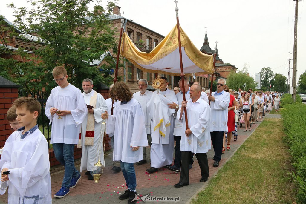 Procesja Bożego Ciała w parafii św. Wojciecha [20.06.2019] - zdjęcie #18 - eOstroleka.pl