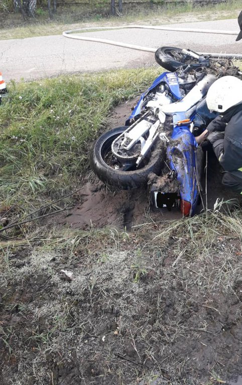 Wypadek z udziałem motocykla w Olszynach [22.06.2019] - zdjęcie #4 - eOstroleka.pl