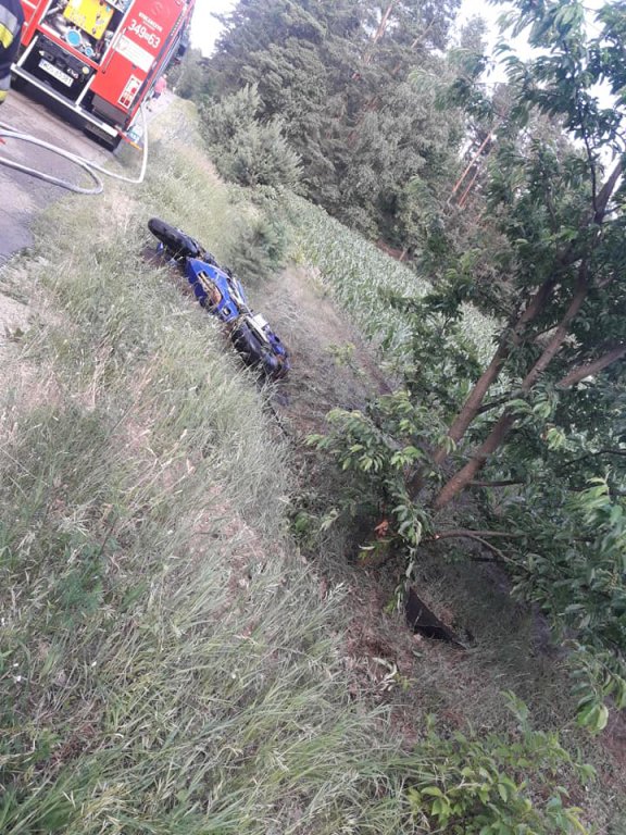 Wypadek z udziałem motocykla w Olszynach [22.06.2019] - zdjęcie #2 - eOstroleka.pl