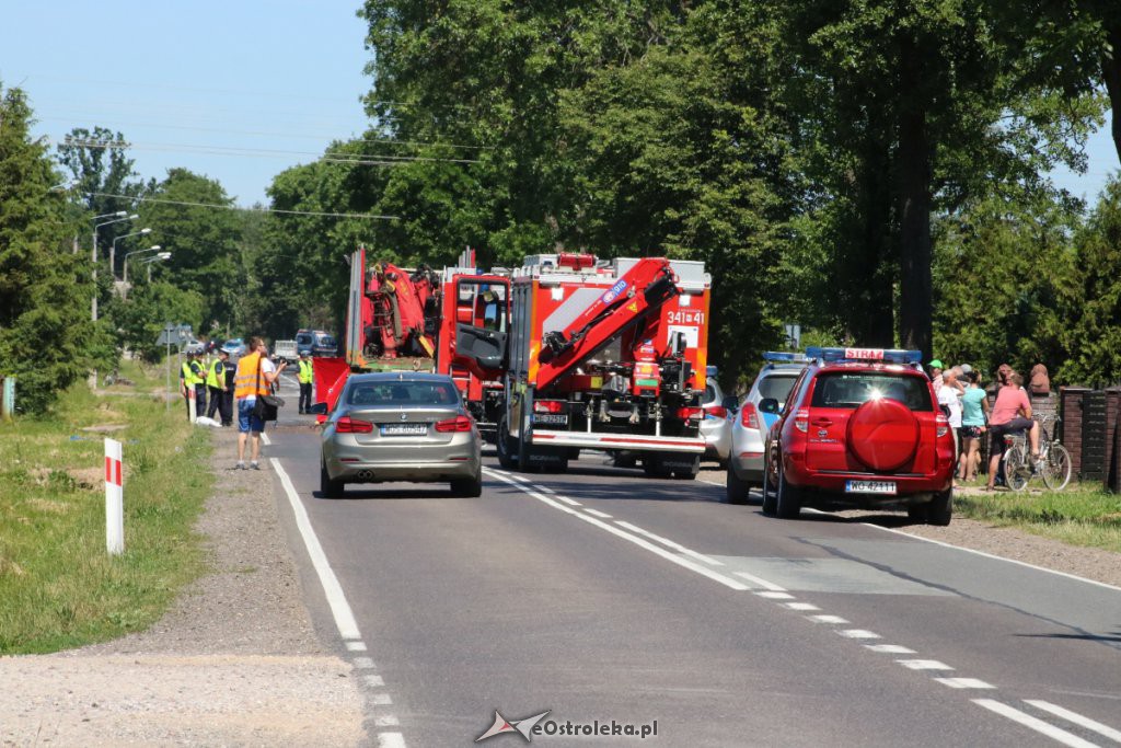 Koszmarny wypadek w Myszyńcu Starym. Auto zmiażdżone przez ciężarówkę! [24.06.2019] - zdjęcie #2 - eOstroleka.pl