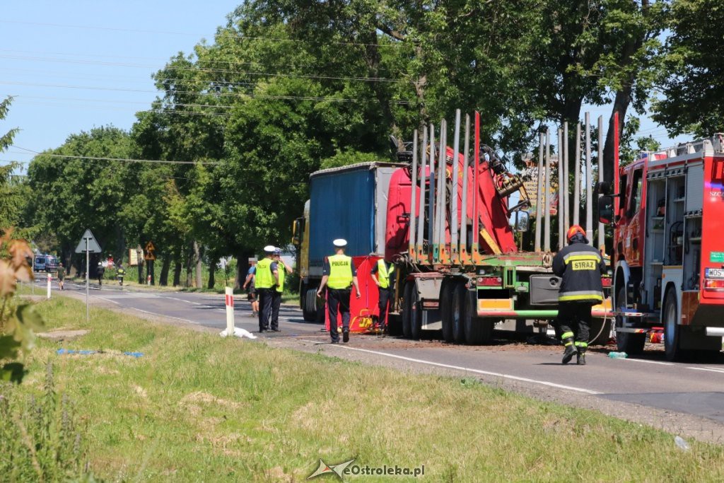 Koszmarny wypadek w Myszyńcu Starym. Auto zmiażdżone przez ciężarówkę! [24.06.2019] - zdjęcie #3 - eOstroleka.pl