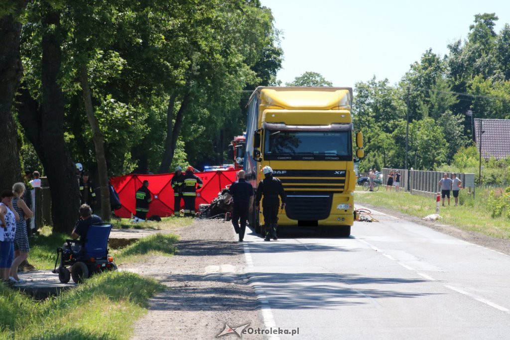 Koszmarny wypadek w Myszyńcu Starym. Auto zmiażdżone przez ciężarówkę! [24.06.2019] - zdjęcie #14 - eOstroleka.pl