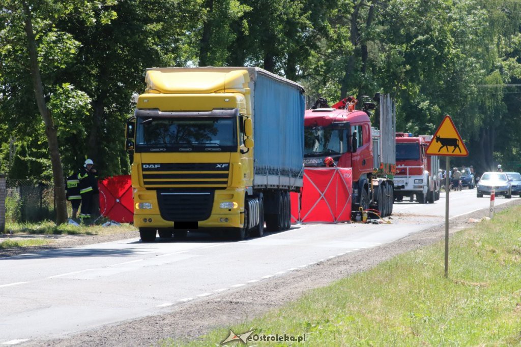 Koszmarny wypadek w Myszyńcu Starym. Auto zmiażdżone przez ciężarówkę! [24.06.2019] - zdjęcie #15 - eOstroleka.pl