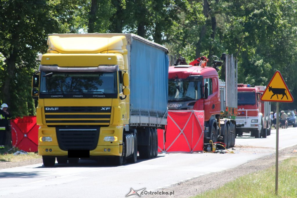 Koszmarny wypadek w Myszyńcu Starym. Auto zmiażdżone przez ciężarówkę! [24.06.2019] - zdjęcie #16 - eOstroleka.pl