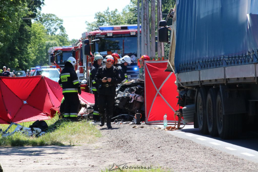 Koszmarny wypadek w Myszyńcu Starym. Auto zmiażdżone przez ciężarówkę! [24.06.2019] - zdjęcie #18 - eOstroleka.pl
