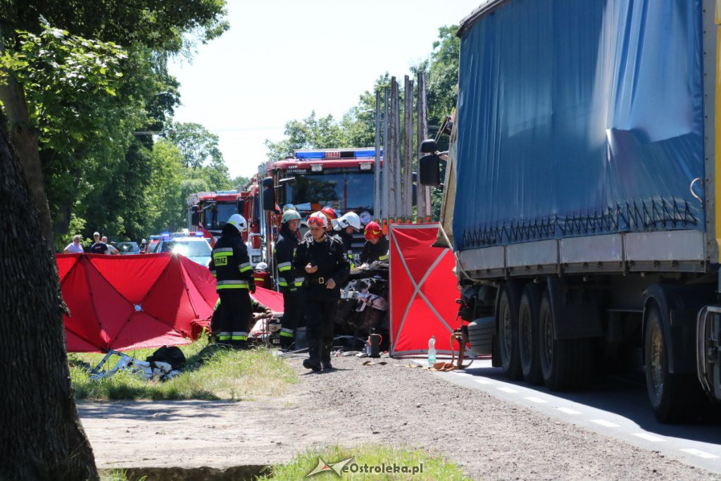 Koszmarny wypadek w Myszyńcu Starym. Auto zmiażdżone przez ciężarówkę! [24.06.2019] - zdjęcie #19 - eOstroleka.pl