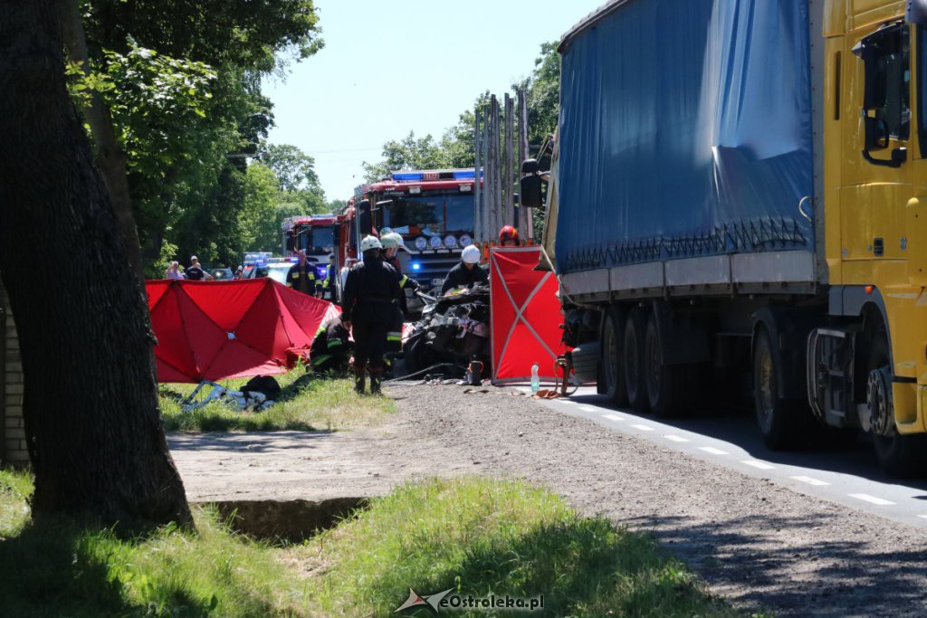 Koszmarny wypadek w Myszyńcu Starym. Auto zmiażdżone przez ciężarówkę! [24.06.2019] - zdjęcie #22 - eOstroleka.pl