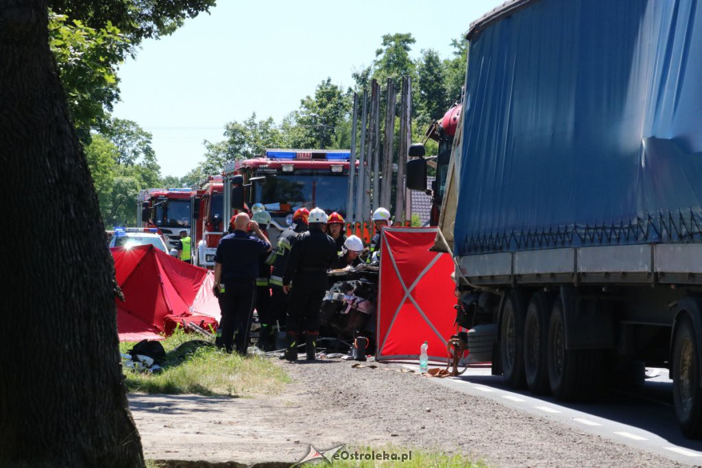 Koszmarny wypadek w Myszyńcu Starym. Auto zmiażdżone przez ciężarówkę! [24.06.2019] - zdjęcie #24 - eOstroleka.pl