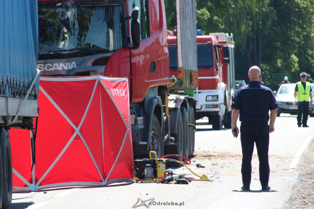 Koszmarny wypadek w Myszyńcu Starym. Auto zmiażdżone przez ciężarówkę! [24.06.2019] - zdjęcie #29 - eOstroleka.pl