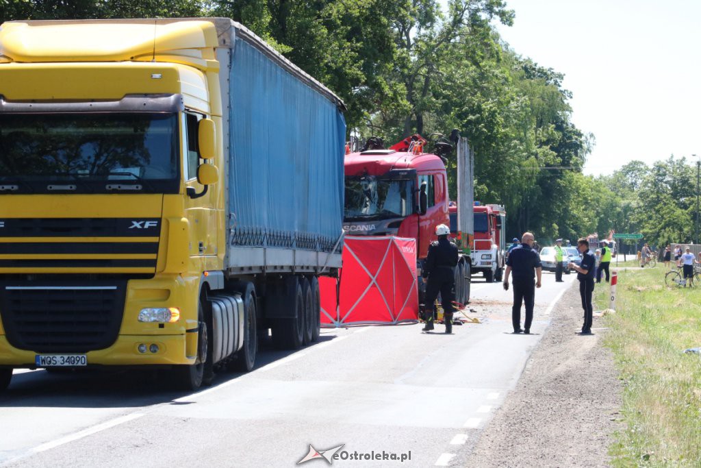 Koszmarny wypadek w Myszyńcu Starym. Auto zmiażdżone przez ciężarówkę! [24.06.2019] - zdjęcie #32 - eOstroleka.pl