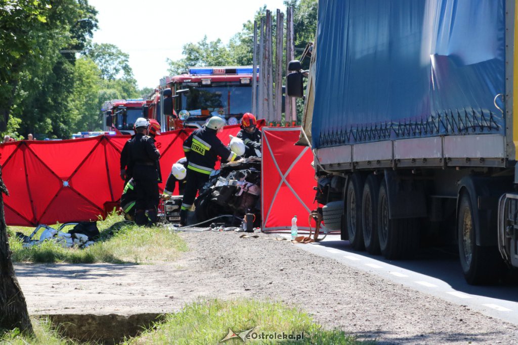 Koszmarny wypadek w Myszyńcu Starym. Auto zmiażdżone przez ciężarówkę! [24.06.2019] - zdjęcie #33 - eOstroleka.pl