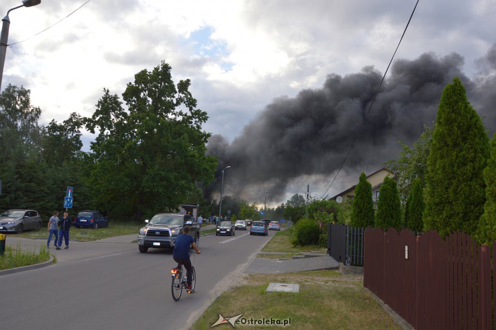 Pożar przy ul. Pędzicha [03.07.2019] - zdjęcie #1 - eOstroleka.pl