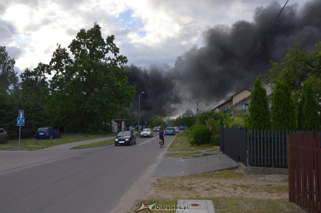 Pożar przy ul. Pędzicha [03.07.2019] - zdjęcie #2 - eOstroleka.pl