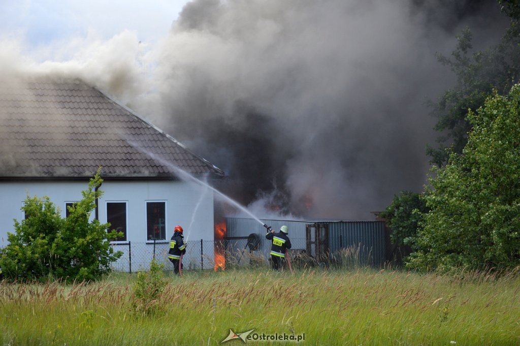 Pożar przy ul. Pędzicha [03.07.2019] - zdjęcie #35 - eOstroleka.pl